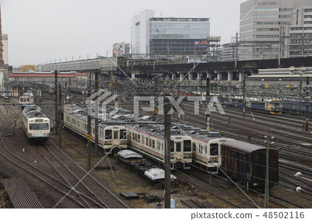 越過Koshin電鐵的JR107列車 48502116