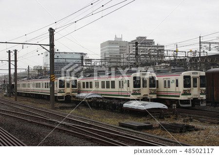 越過Koshin電鐵的JR107列車 48502117