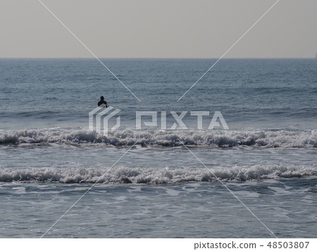 沿著Enosho海岸散步，途中停下來 48503807