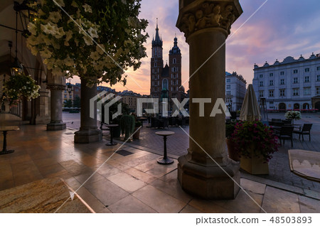 Pink sunrise in the main square of Krakow Pink sunrise in the main square of Krakow 48503893