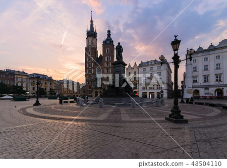 Beautiful sunrise in the main square of Krakow. Beautiful sunrise in the main square of Krakow. 48504110