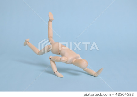 一個暈倒華麗的木娃娃 48504588