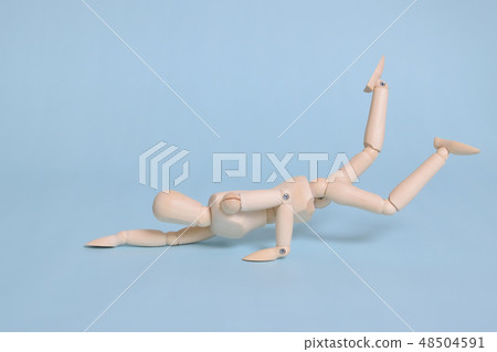 一個暈倒華麗的木娃娃 48504591