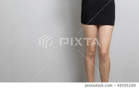 擺出性感的女人 48505280