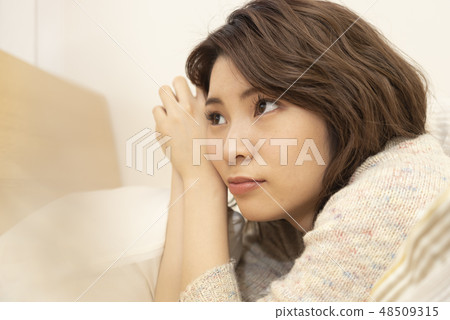Young lady relaxing lifestyle holiday cheeks Young lady relaxing lifestyle holiday cheeks 48509315