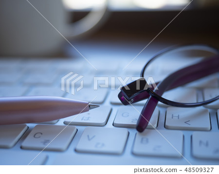 商業形象·眼鏡·鍵盤·咖啡館·女人 48509327