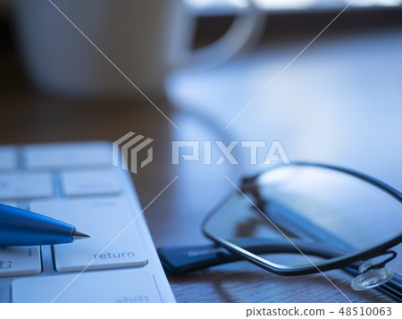 Business image · glasses · keyboard · cafe Business image · glasses · keyboard · cafe 48510063