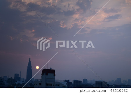 Urban sunrise 48510982