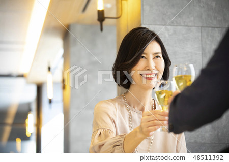 Middle couple enjoying drinking and meals 48511392