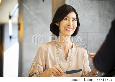 Middle couple enjoying drinking and meals 48511395