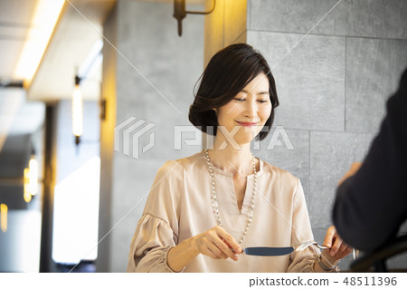 Middle couple enjoying drinking and meals 48511396