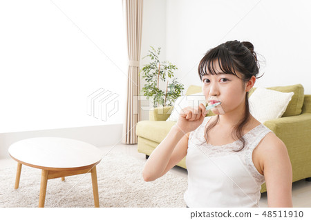 A young woman with a smile 48511910