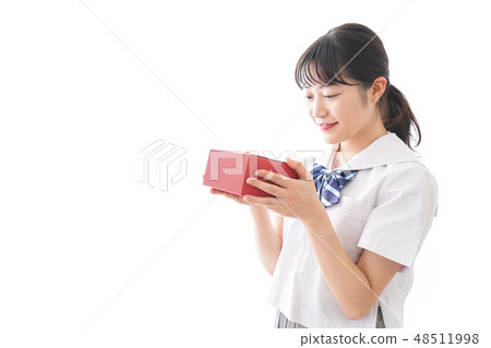 一個年輕的女人帶著微笑 一個年輕的女人帶著微笑 48511998