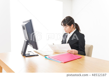 一個年輕的女人帶著微笑 48512187