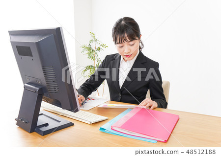 一個年輕的女人帶著微笑 一個年輕的女人帶著微笑 48512188