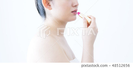 年輕的女士的口紅圖像臉切 48512656