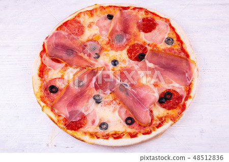 The dried meat and salami pizza, with black olives The dried meat and salami pizza, with black olives 48512836