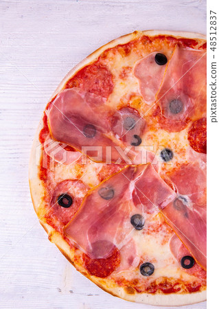 Carbonara olives, salami and raw smoked bacon Carbonara olives, salami and raw smoked bacon 48512837