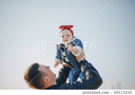 father with daughter 48515858