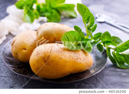 raw potato raw potato 48516208