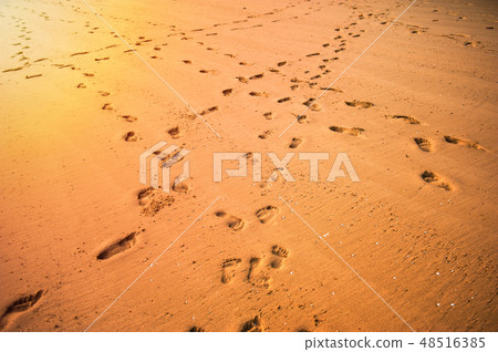 Footprints in sand Footprints in sand 48516385