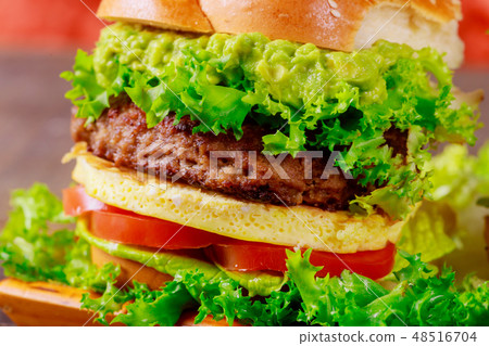 Cheeseburger with lettuce, tomato and pickles Cheeseburger with lettuce, tomato and pickles 48516704