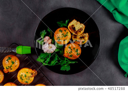 Buns of puff pastry with mushrooms and garlic  48517288