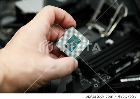 CPU before installation into the CPU socket CPU before installation into the CPU socket 48517558