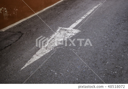 Arrow in a asphalt 48518072