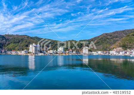 從Mihoseki港口堤岸看到的街道 從Mihoseki港口堤岸看到的街道 48519552
