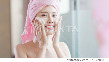 woman wash her face 48520369