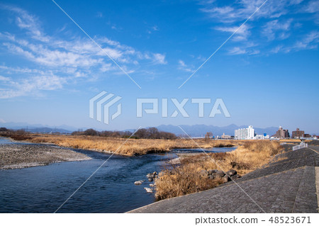 與Karasuwa臼井河交匯點景觀群馬縣高崎市的和田橋交叉口 與Karasuwa臼井河交匯點景觀群馬縣高崎市的和田橋交叉口 48523671