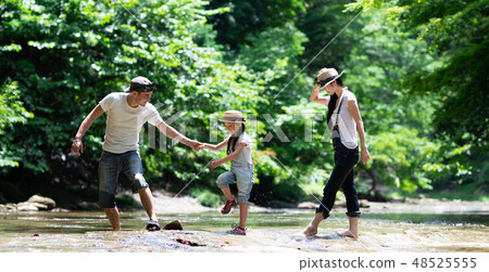 家庭在河上玩 48525555