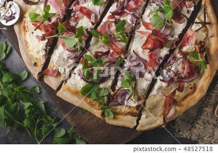 Onion vegetable pie with herbs 48527518