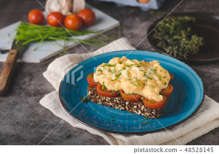 Wholemeal bread sandwitch 48528145