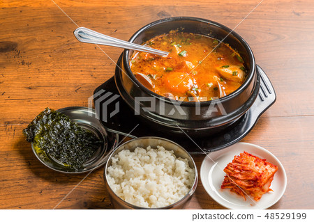 典型的韓國食品典型韓國食品 典型的韓國食品典型韓國食品 48529199