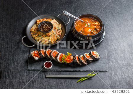 典型的韓國食品典型韓國食品 典型的韓國食品典型韓國食品 48529201