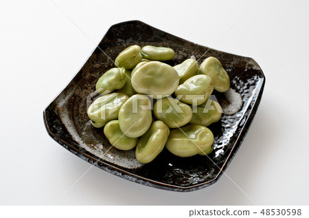 Broad beans Broad beans 48530598