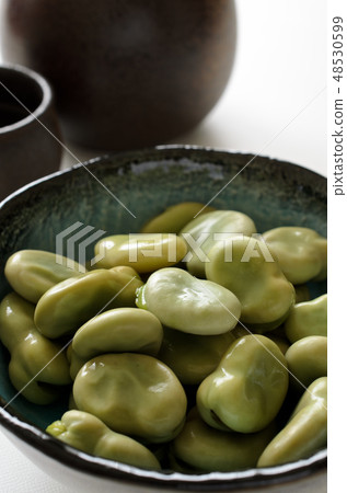 Broad beans Broad beans 48530599