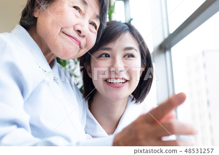 Nursing Care Image Senior Women and Caregivers 48531257