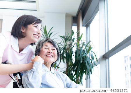 Nursing Care Image Senior Women and Caregivers 48531271