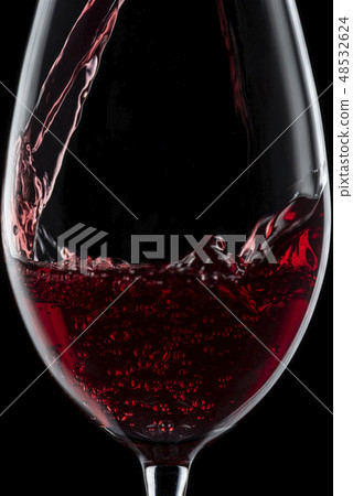 將酒倒入玻璃杯中 將酒倒入玻璃杯中 48532624