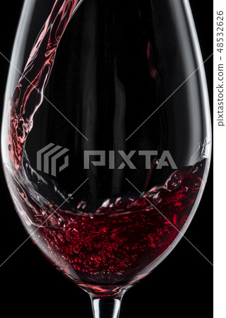 將酒倒入玻璃杯中 將酒倒入玻璃杯中 48532626