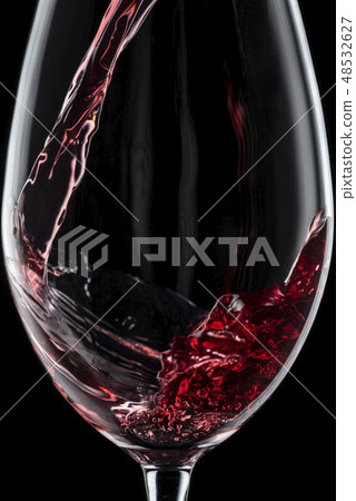 將酒倒入玻璃杯中 將酒倒入玻璃杯中 48532627