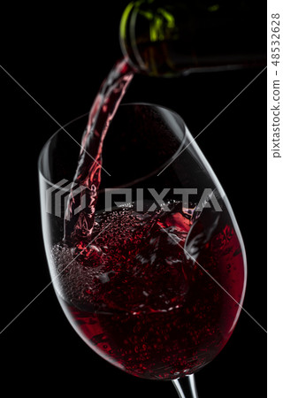 將酒倒入玻璃杯中 將酒倒入玻璃杯中 48532628