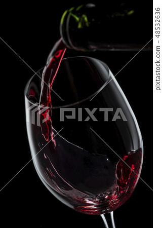將酒倒入玻璃杯中 48532636