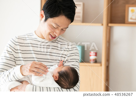 抱著嬰兒育兒育兒Ikumen的年輕父親 48536267
