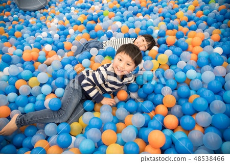 孩子們在室內玩 48538466