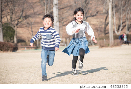 一個孩子帶著微笑跑 一個孩子帶著微笑跑 48538835