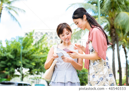 一位年輕女士(智能手機) 一位年輕女士(智能手機) 48540333